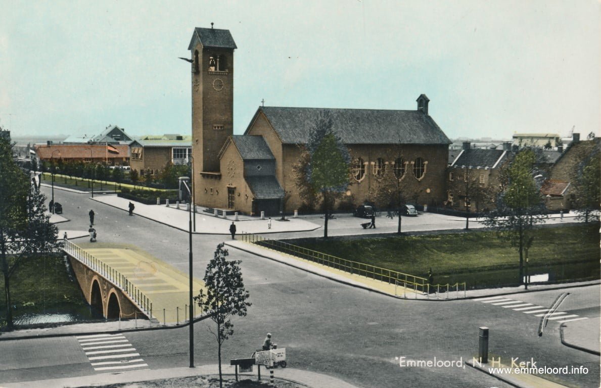 Kerk-Hoeksteen28.jpg Kerk-Hoeksteen28.jpg